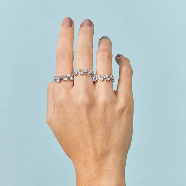 Anel prata 925 com cristais redondos intercalados