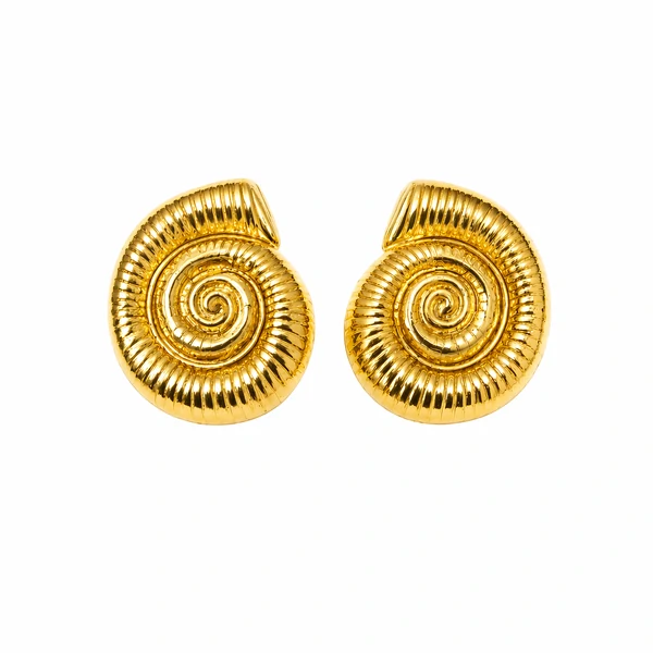 Brinco dourado concha trabalhado liso