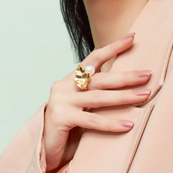 Anel dourado com folhas lisas e pérola shell