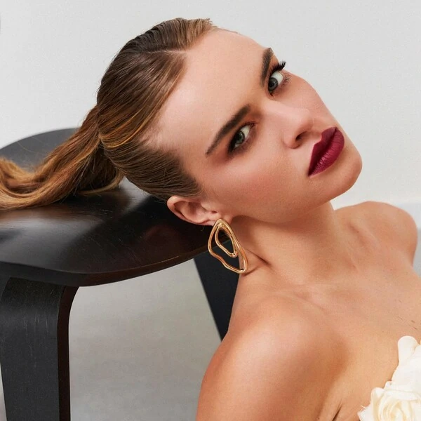 Brinco dourado orgânico vazado liso MAXI