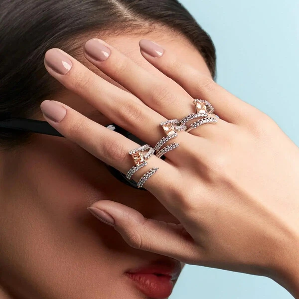 Anel ródio branco duplo cravejado com cristal champanhe retangular de 4 garras