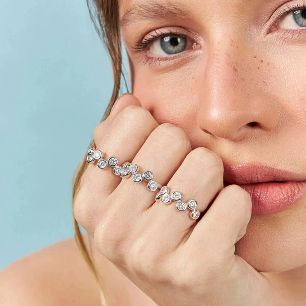 Anel prata 925 com cristais redondos intercalados