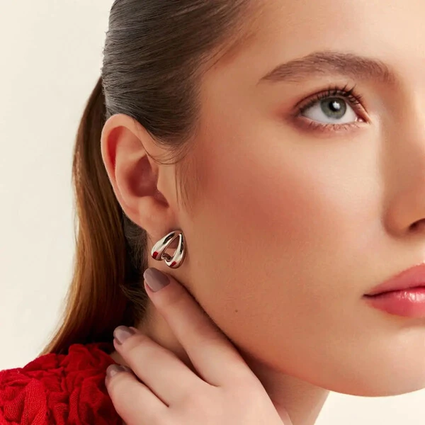 Brinco ródio branco abaulado, duas voltas curvo e vazado liso