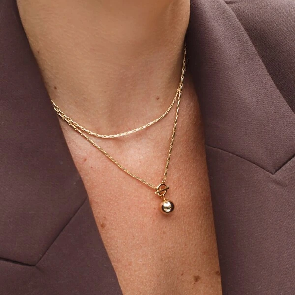Colar dourado elos fechados com pingente esfera lisa e fecho pino