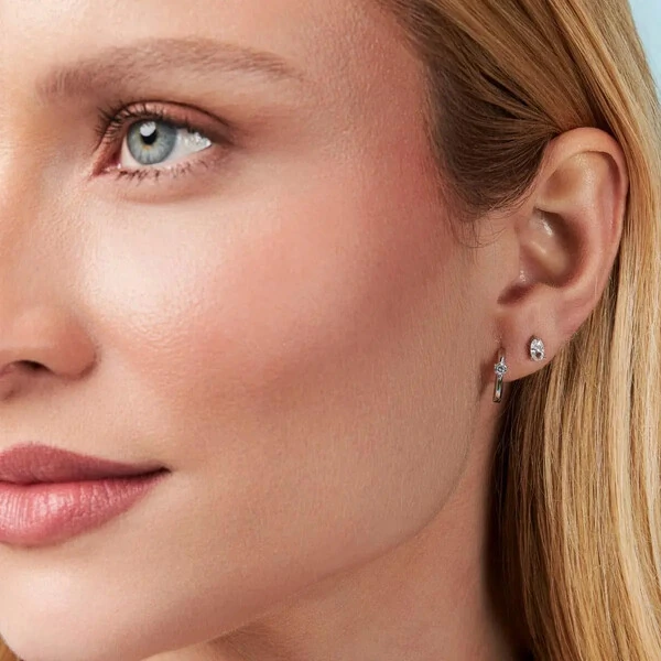 Brinco argola prata 925 com cristal redondo M