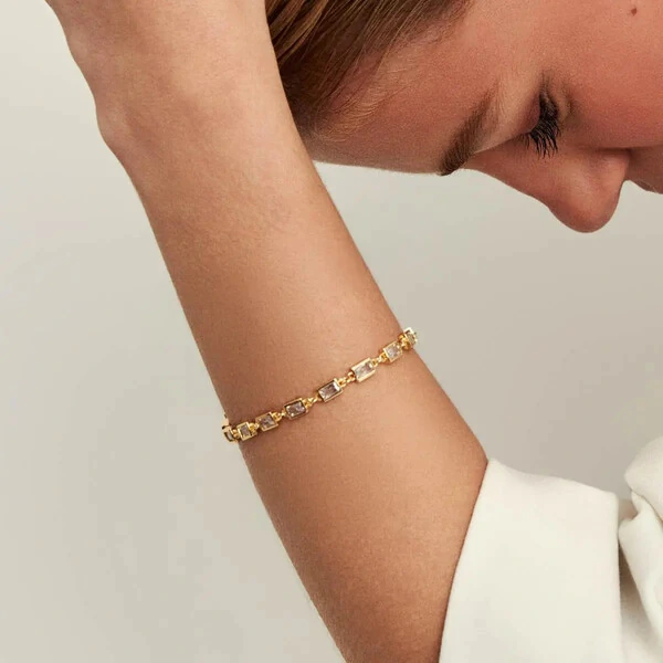 Pulseira dourada com cristais retangulares intercalados