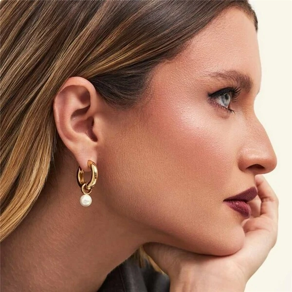 Brinco argola dourada lisa com pingente de pérola shell 2em 1 com fecho de click