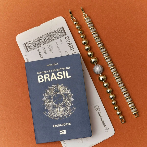 Pulseira dourada trama rigida ovais abaulados intercalados lisos e cravejados