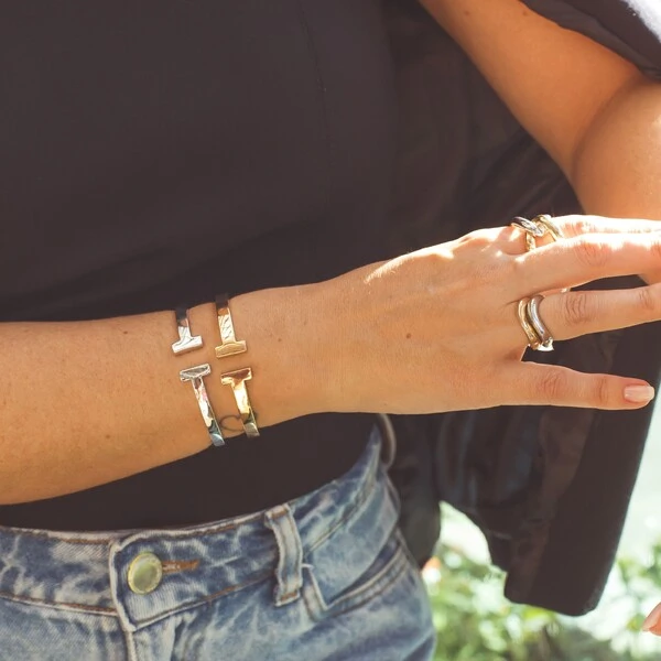 Pulseira bracelete dourado T inspiração