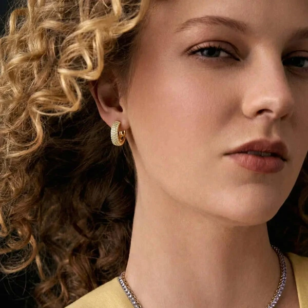 Brinco argola dourada cravejada de zircônias vazada na parte de trás