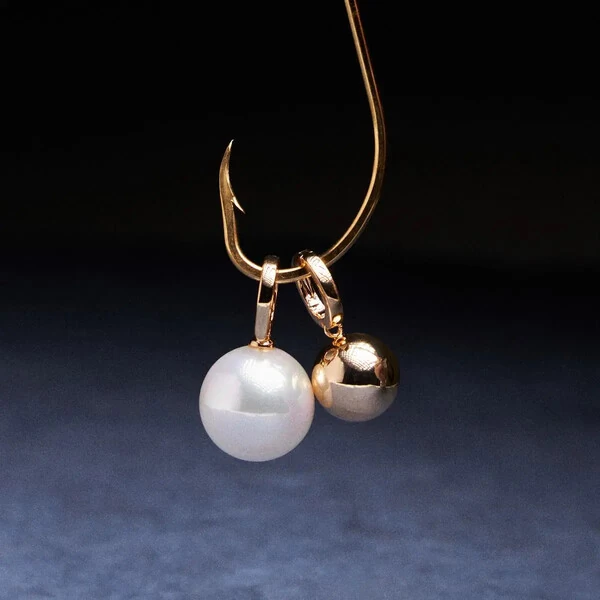 Pingente dourado esfera lisa fecho click