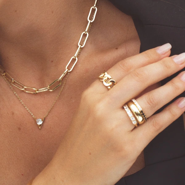 Anel dourado elo groumet vazado liso