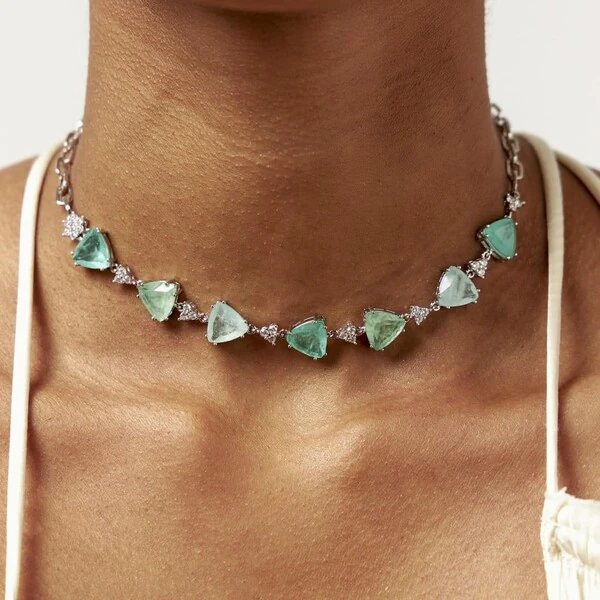 Colar choker ródio branco 7 triângulos tons fusion esmeralda colombiana