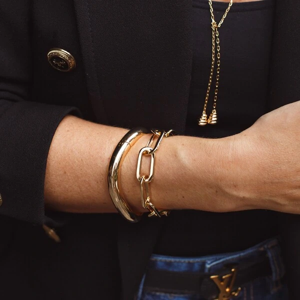 Pulseira banhada a ouro com elos ovais lisos e fecho boia