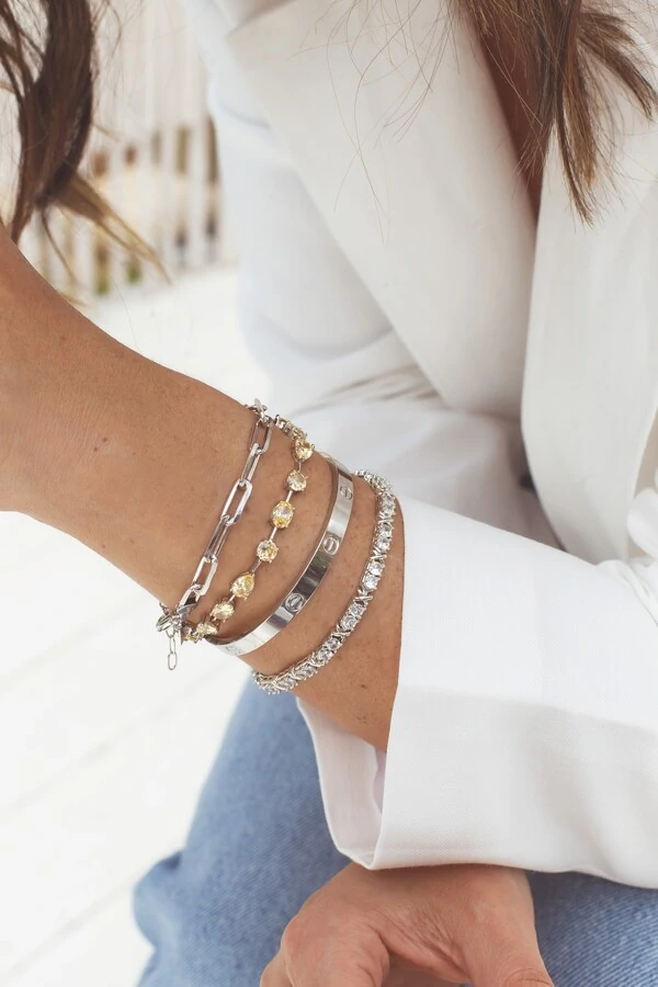 Pulseira ródio branco com elos lisos e retangulares estilo Cartier