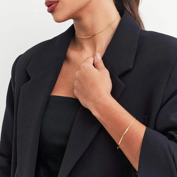 Pulseira dourada maleável lisa em malha rabo de rato