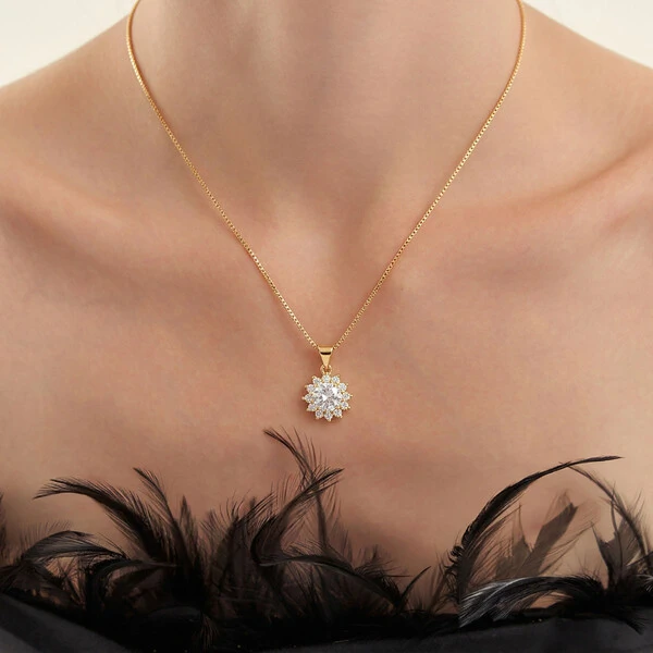 Colar dourado com pingente ponto de luz zircônia 4 garras e entorno cravejado