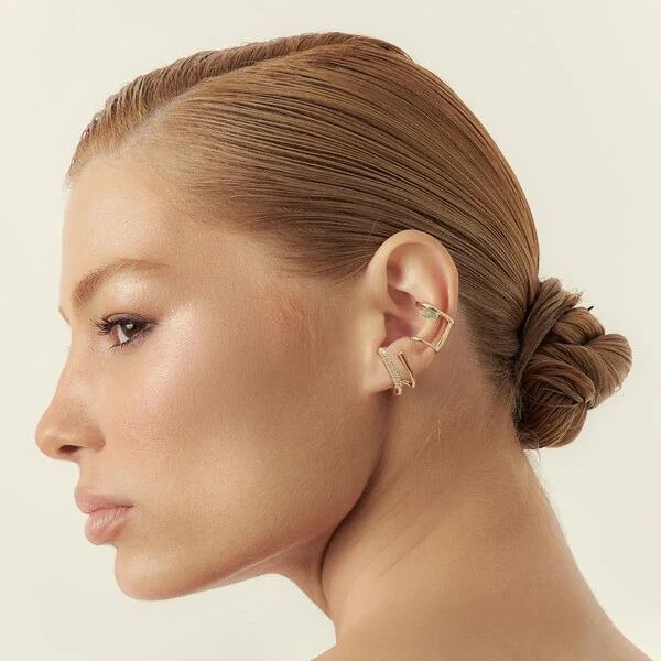 Brinco ear hook dourado duas voltas uma lisa e uma cravejada