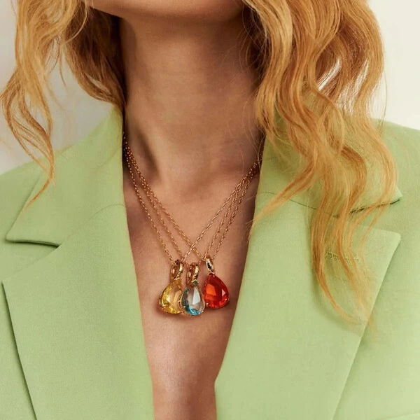 Colar dourado com pingente de cristal água marinha em formato de gota com fecho e detalhe lateral va