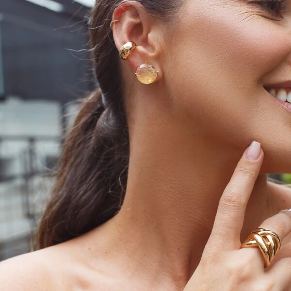 Brinco dourado redondo com pedra rutilo reconstituída