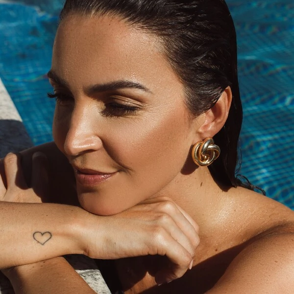 Brinco dourado nó envolvente liso maxi