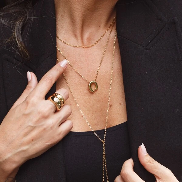 Colar dourado com pingente oval aberto abaulado liso