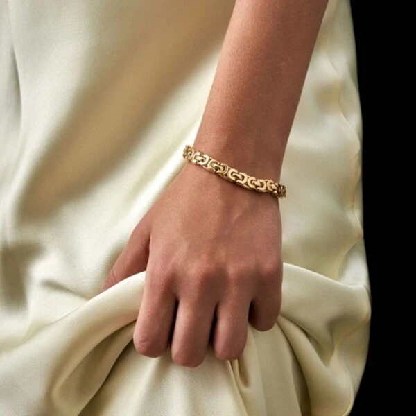 Pulseira dourada elos chatos e fecho boia