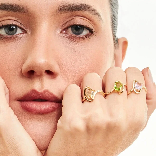 Anel dourado com cristal retangular ametista com alça lisa fina