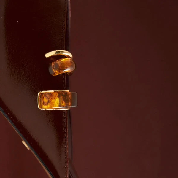 Brinco banhado a ouro com resina e design de duas voltas