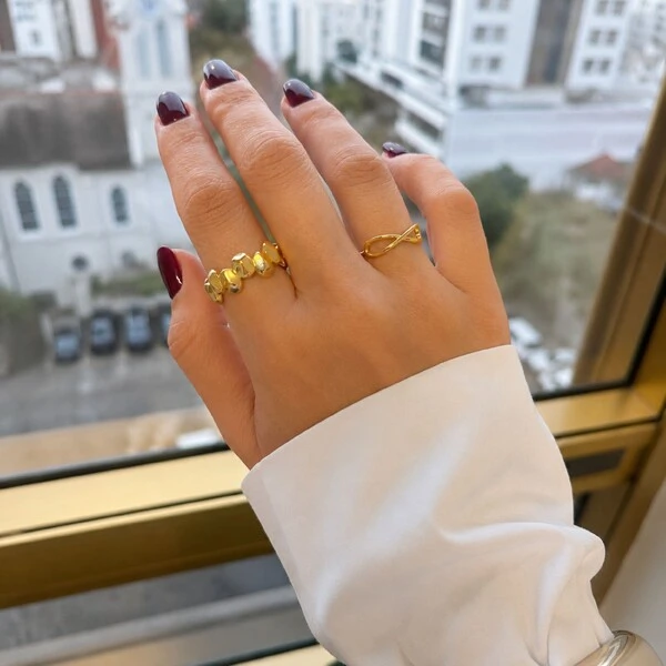 Anel dourado liso e símbolo do infinito vazado