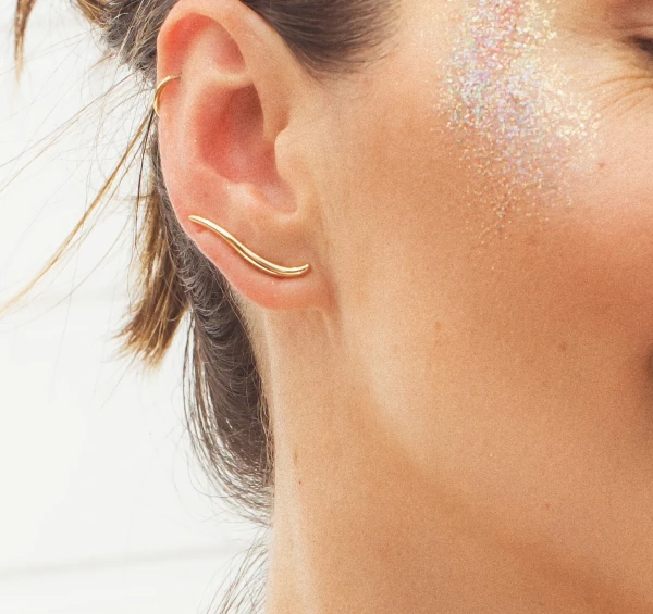 Brinco ear cuff dourado linha lisa curva