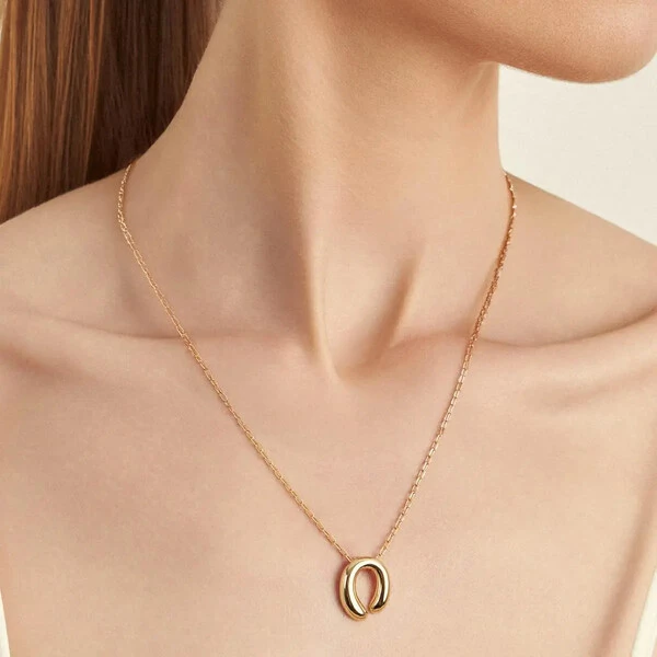 Colar dourado com pingente oval aberto abaulado liso