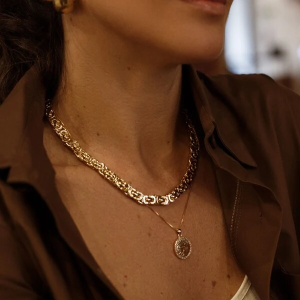 Colar dourado elos chatos e fecho boia