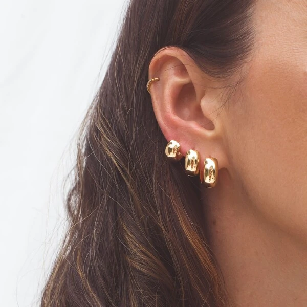 Brinco trio argolas douradas lisas com fecho click 7mm de espessura