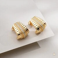 Brinco Earhook Texturizado com Zircônias