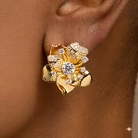 Brinco Flor Lisa com Zircônias