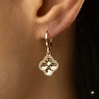 Argola com Pingente Trevo Diamantado