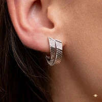 Brinco Dois Fios com Textura e Cravejados