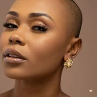 Brinco Flor Lisa com Zircônias