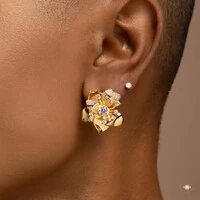 Brinco Flor Lisa com Zircônias