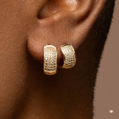 Foto Dupla de Argolas Cravejadas com Zircônias