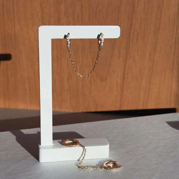 Argola Interligada com Corrente e Cravação em Zircônias