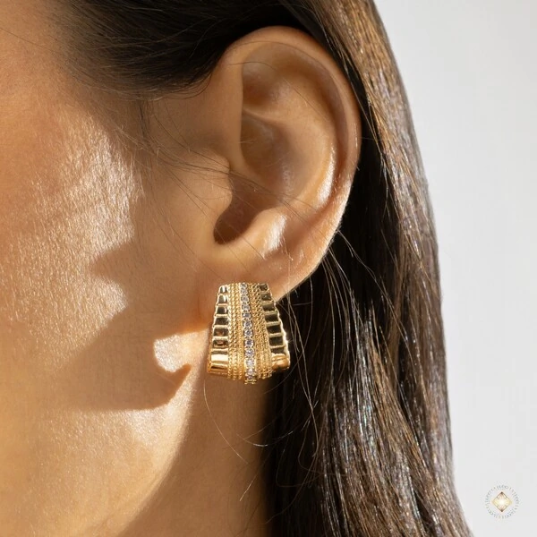 Brinco Earhook Texturizado com Zircônias