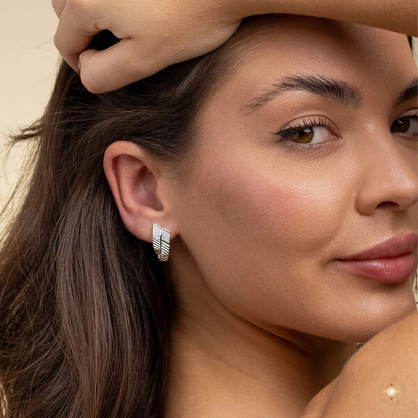 Brinco Dois Fios com Textura e Cravejados