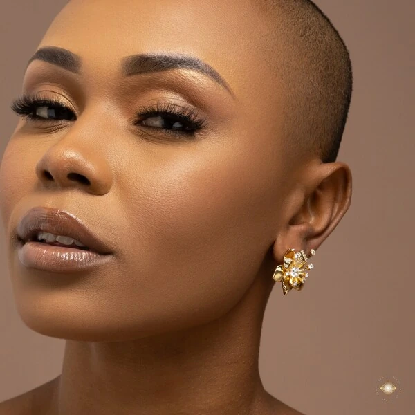 Brinco Flor Lisa com Zircônias