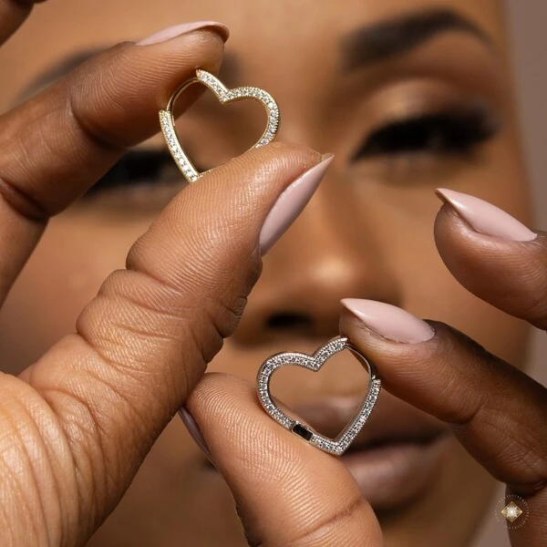 Argola Coração Cravejado na Lateral