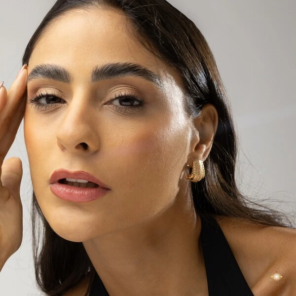 Brinco Earhook Texturizado com Zircônias