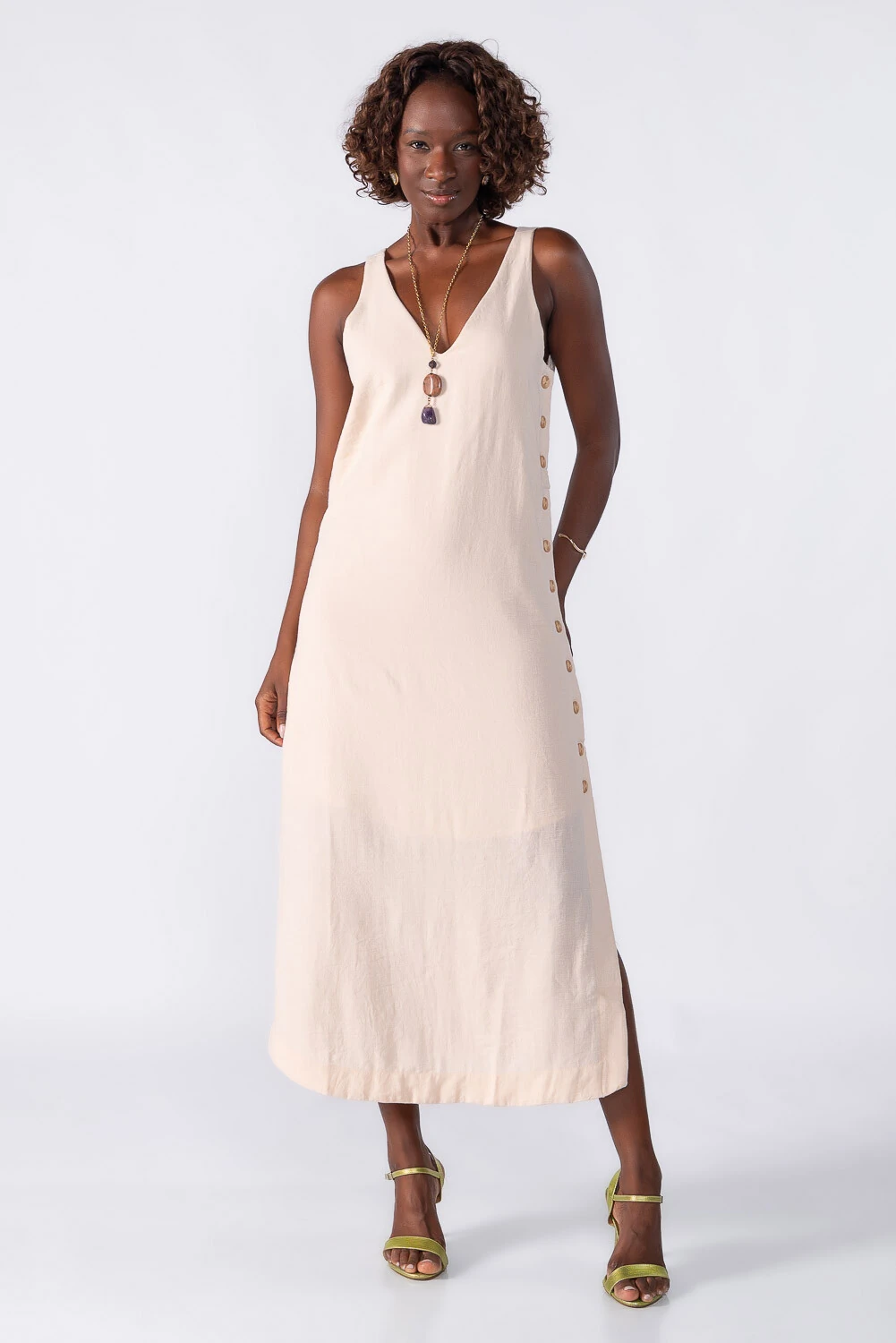 FotoVestido midi com detalhes em botoes laterais