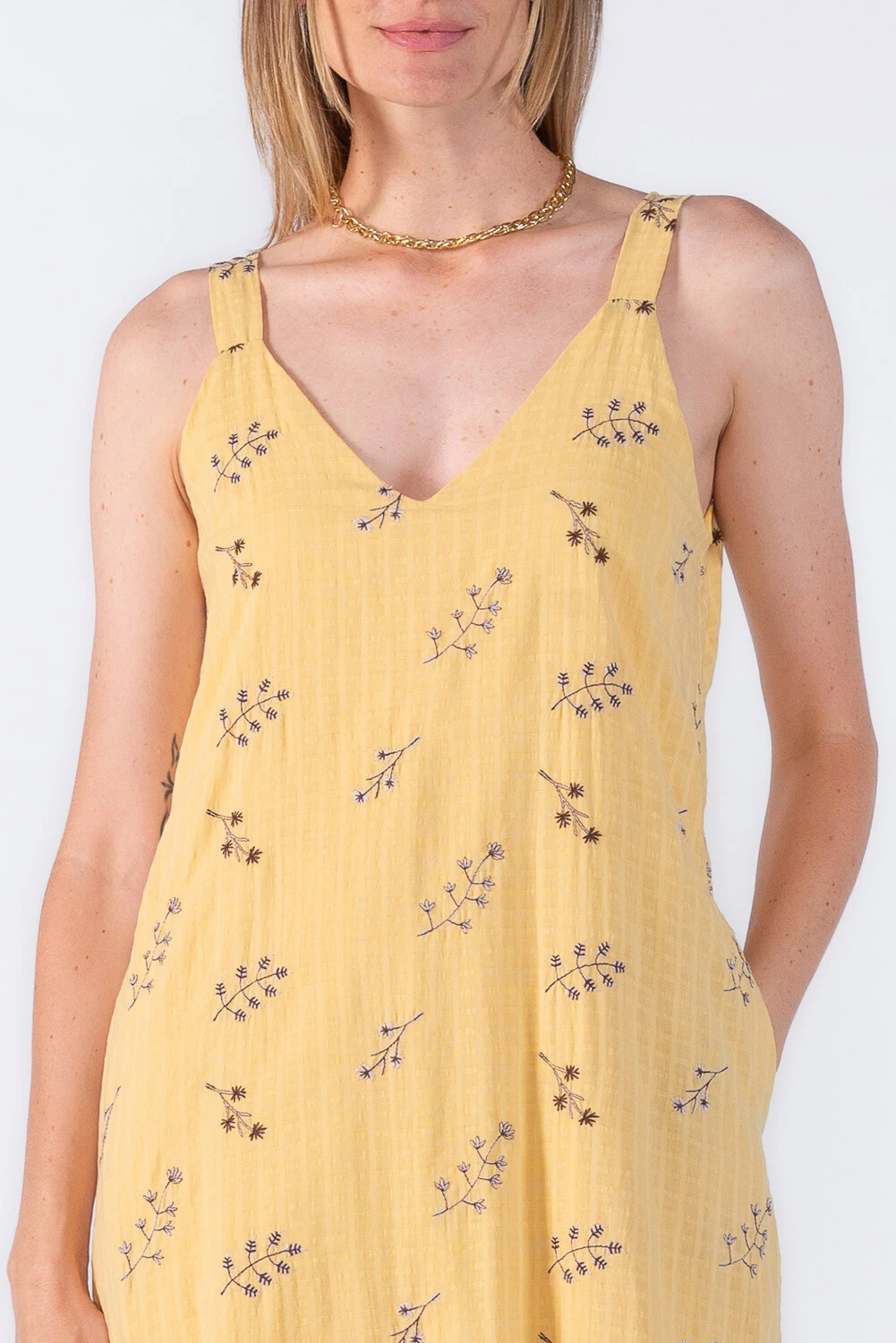 Foto Vestido midi bordado decote V