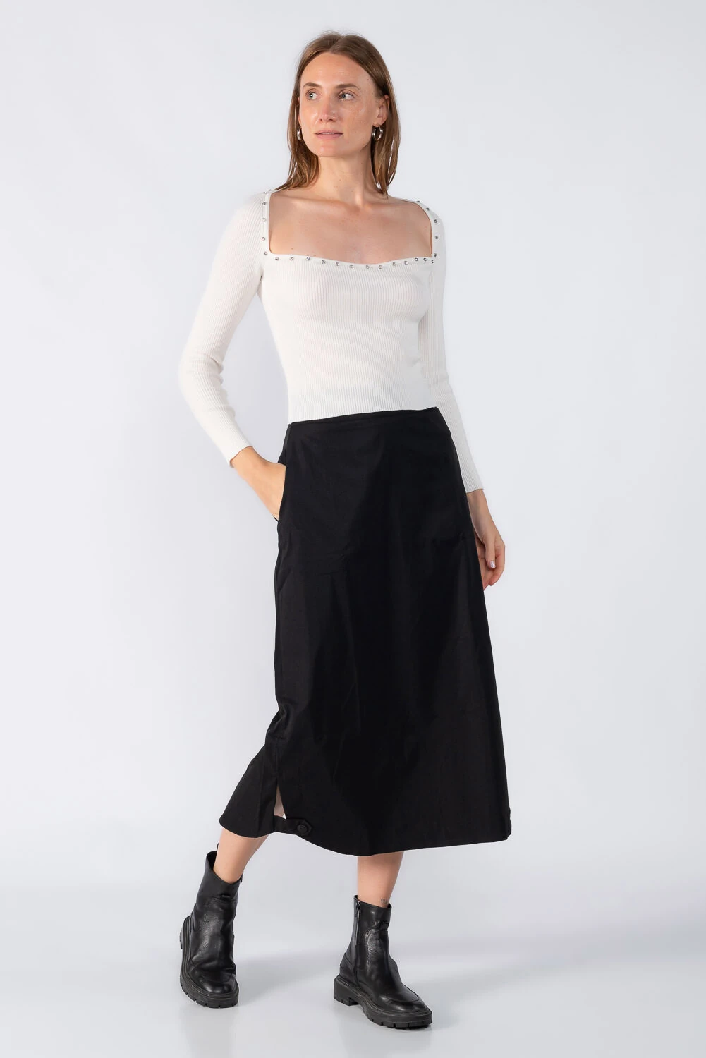 FotoBlusa canelada manga longa com aplicaçoes no decote